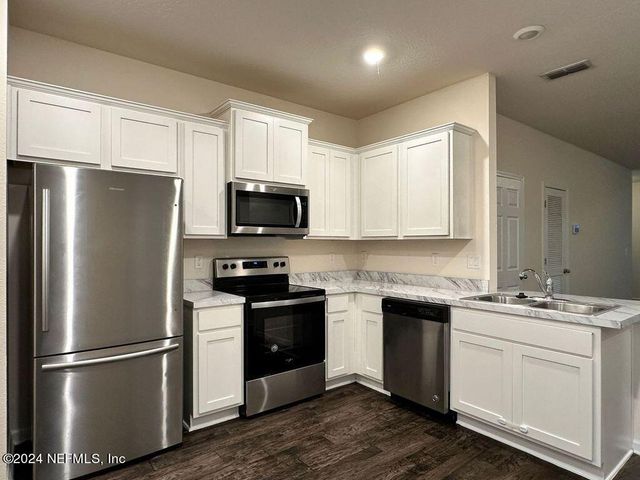 875 CAPITOL Parkway, Jacksonville, FL 32218