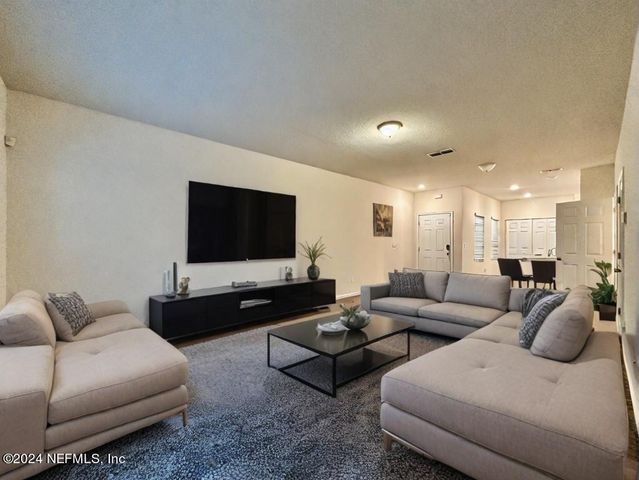 875 CAPITOL Parkway, Jacksonville, FL 32218