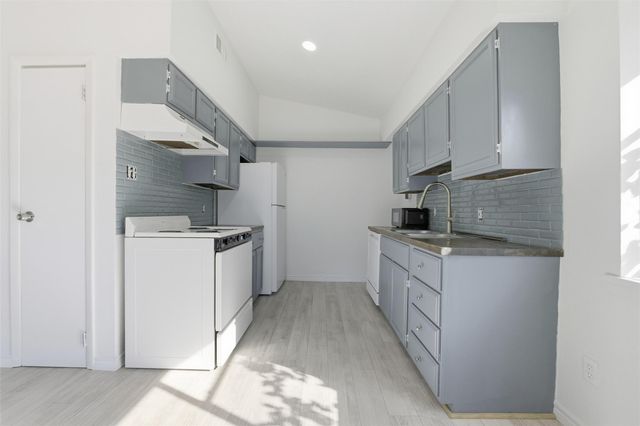 28600 Magnolia Court, Huntsville, TX 77320