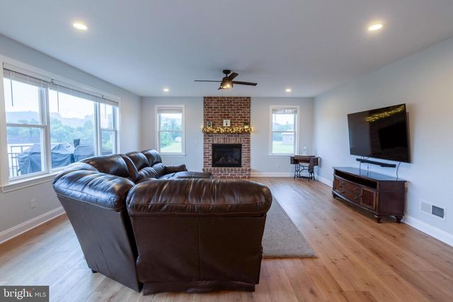 50 BELLA TERRA DR, Shermans Dale, PA 17090