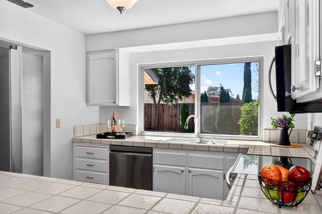 2268 Windward Ln, Rancho Cordova, CA 95670