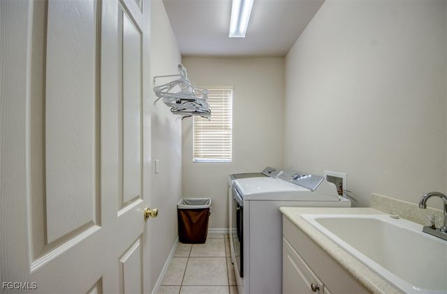 5601 Del Rio CT, Cape Coral, FL 33904