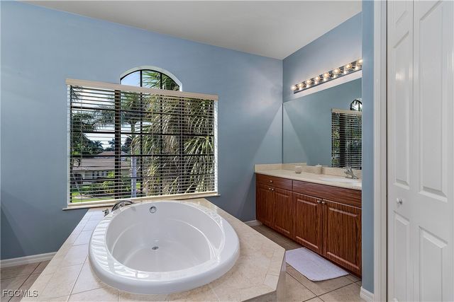 5601 Del Rio CT, Cape Coral, FL 33904