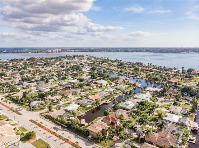 5601 Del Rio CT, Cape Coral, FL 33904