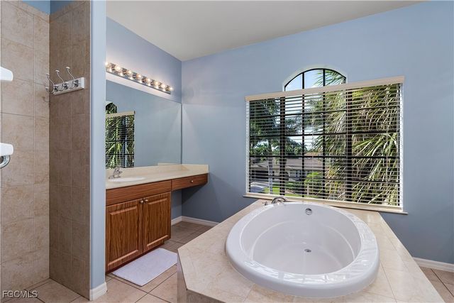 5601 Del Rio CT, Cape Coral, FL 33904