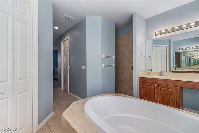 5601 Del Rio CT, Cape Coral, FL 33904