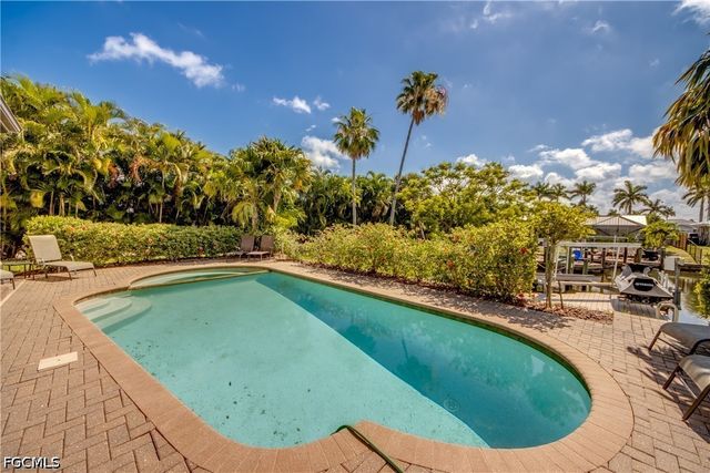 5601 Del Rio CT, Cape Coral, FL 33904
