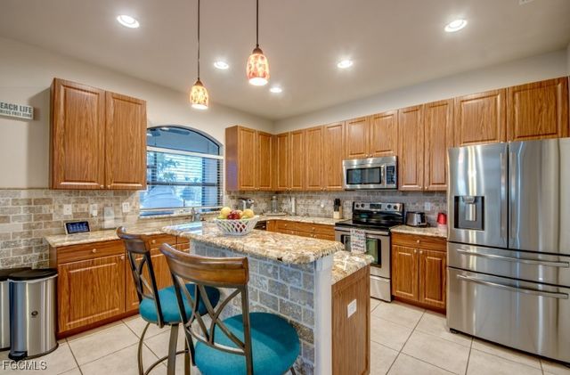 5601 Del Rio CT, Cape Coral, FL 33904