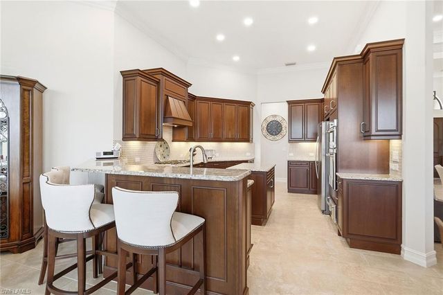 6646 Costa CIR, Naples, FL 34113