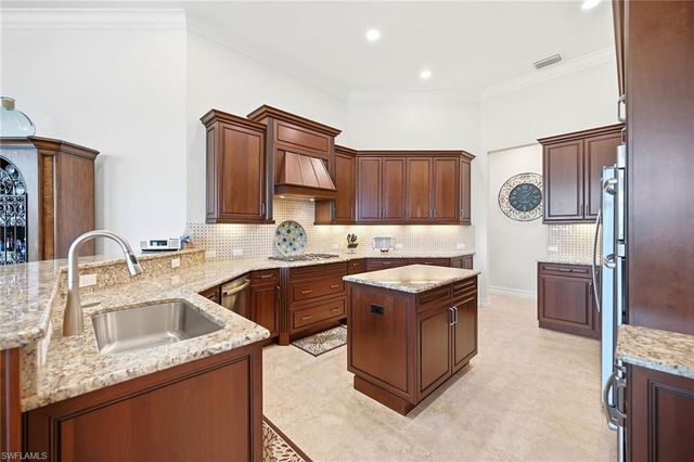 6646 Costa CIR, Naples, FL 34113