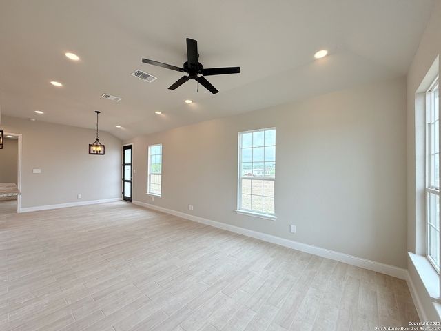 133 Camino Verde Ct, La Vernia, TX 78121