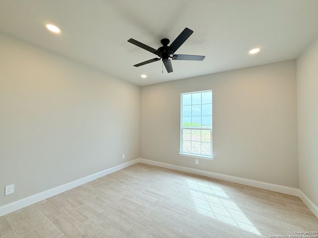 133 Camino Verde Ct, La Vernia, TX 78121