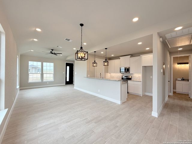 133 Camino Verde Ct, La Vernia, TX 78121