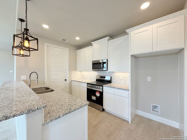 133 Camino Verde Ct, La Vernia, TX 78121
