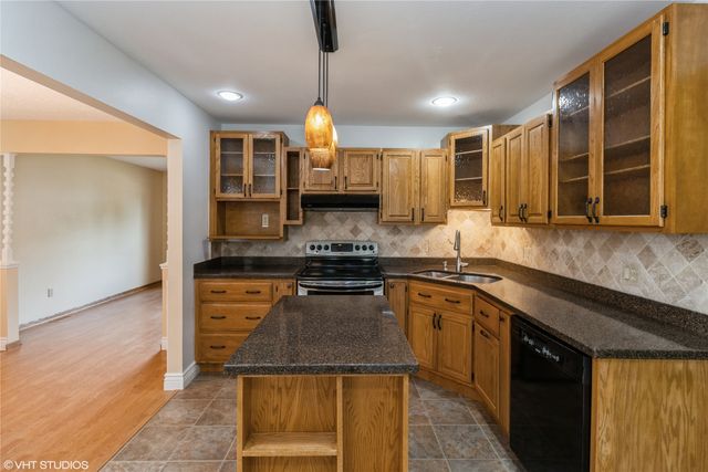 805 Parkview Lane, Carlisle, IA 50047