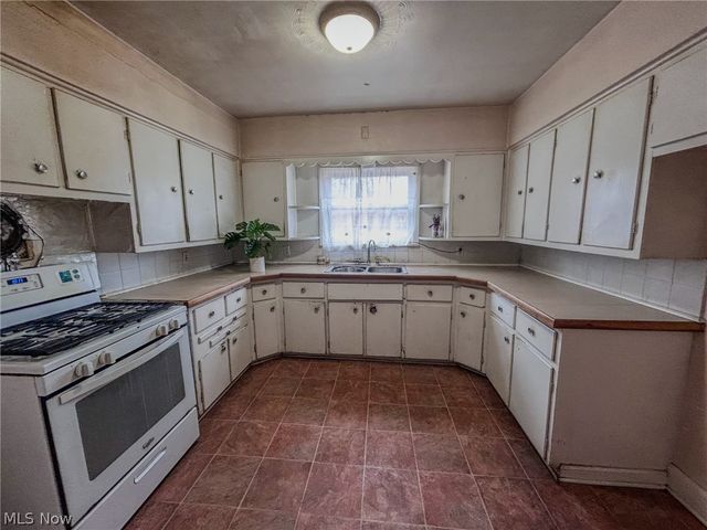 600 Robinette Court, Akron, OH 44310