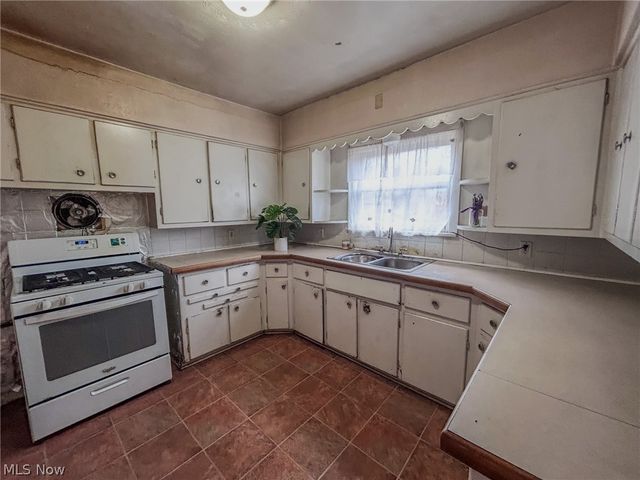 600 Robinette Court, Akron, OH 44310