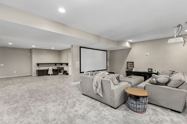 2762 NW 166th Court, Clive, IA 50325