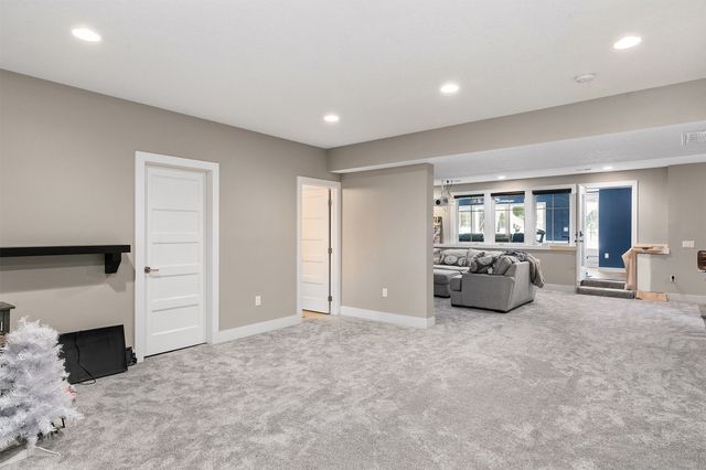 2762 NW 166th Court, Clive, IA 50325