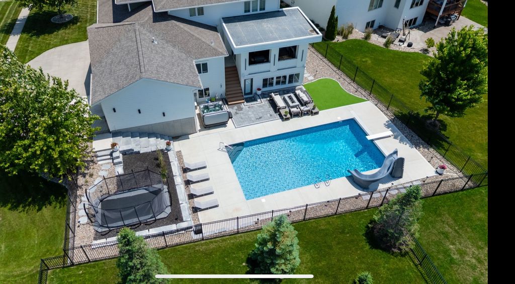 2762 NW 166th Court, Clive, IA 50325