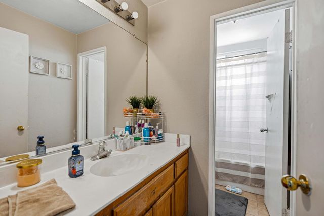 214 Shadywood Ave, Lathrop, CA 95330