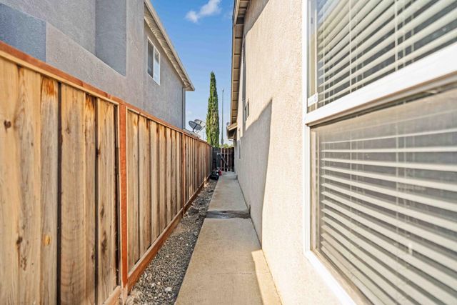 214 Shadywood Ave, Lathrop, CA 95330
