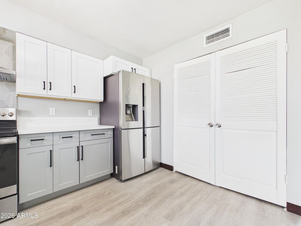 Image 10 of property listing at 6038 W Marconi Avenue, Glendale, AZ 85306