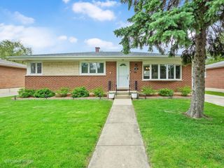 690 W Willow Glen, Addison, IL 60101
