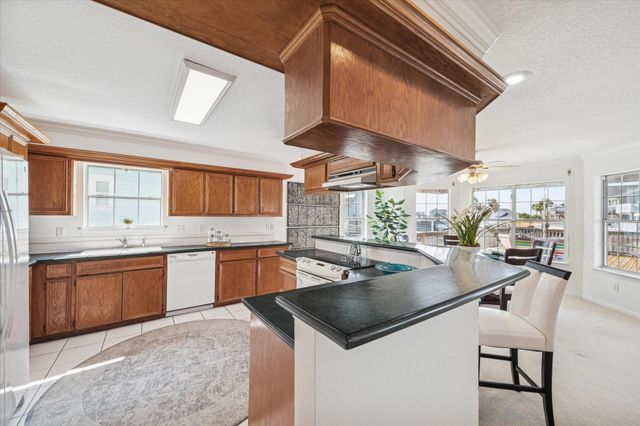 151 Tamana Drive, Tiki Island, TX 77554