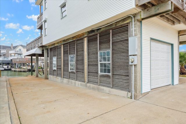 151 Tamana Drive, Tiki Island, TX 77554