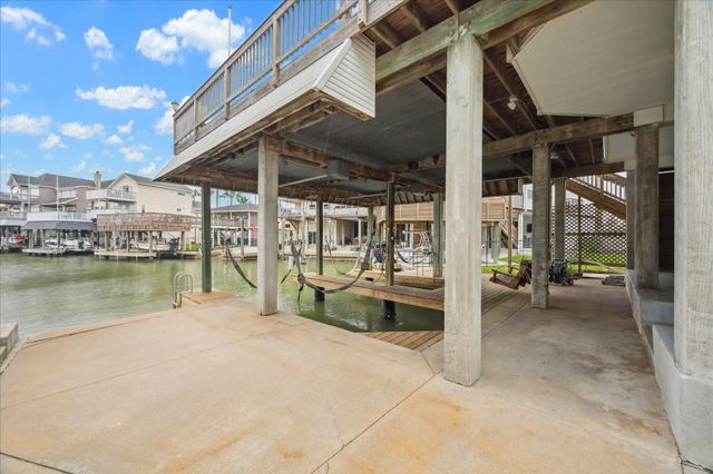 151 Tamana Drive, Tiki Island, TX 77554