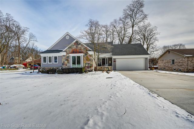 4950 Whitlow Court, Commerce Charter Township, MI 48382