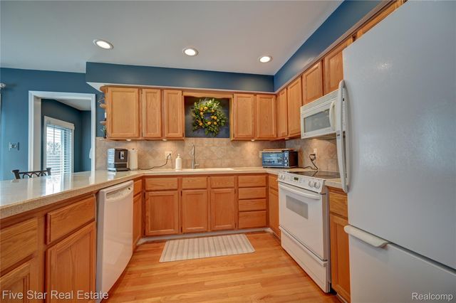 4950 Whitlow Court, Commerce Charter Township, MI 48382