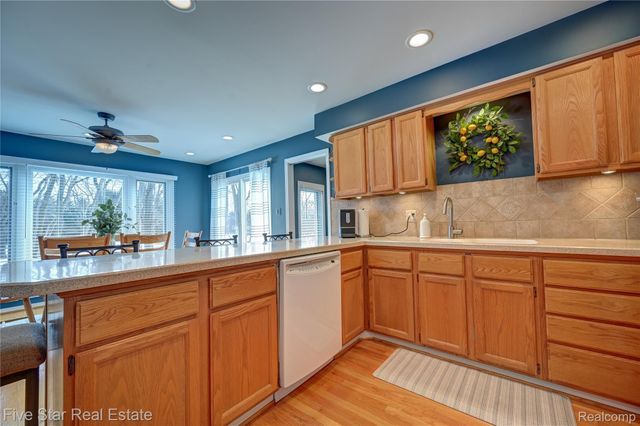 4950 Whitlow Court, Commerce Charter Township, MI 48382