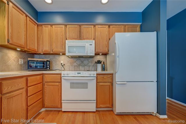 4950 Whitlow Court, Commerce Charter Township, MI 48382