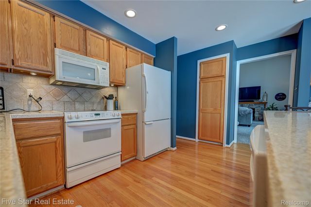 4950 Whitlow Court, Commerce Charter Township, MI 48382