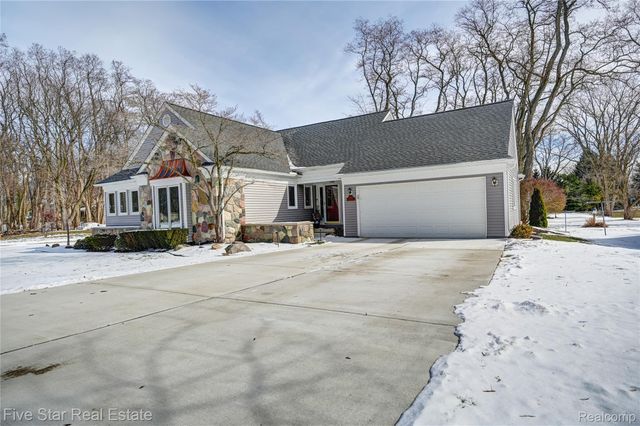 4950 Whitlow Court, Commerce Charter Township, MI 48382