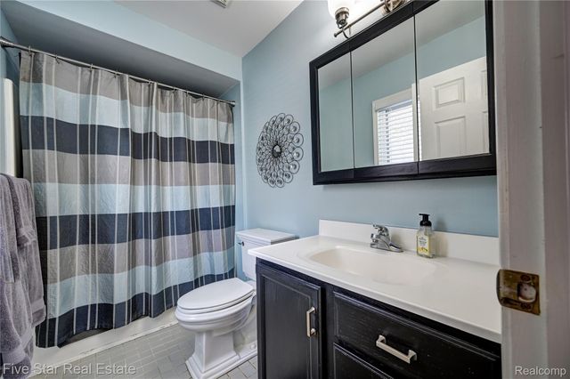 4950 Whitlow Court, Commerce Charter Township, MI 48382