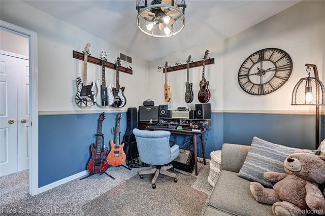 4950 Whitlow Court, Commerce Charter Township, MI 48382