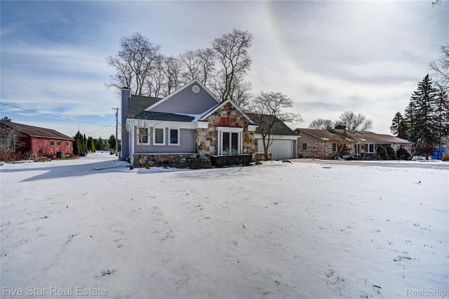 4950 Whitlow Court, Commerce Charter Township, MI 48382