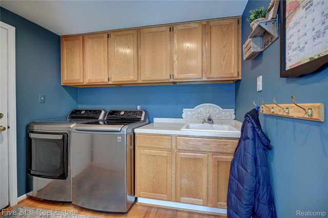 4950 Whitlow Court, Commerce Charter Township, MI 48382