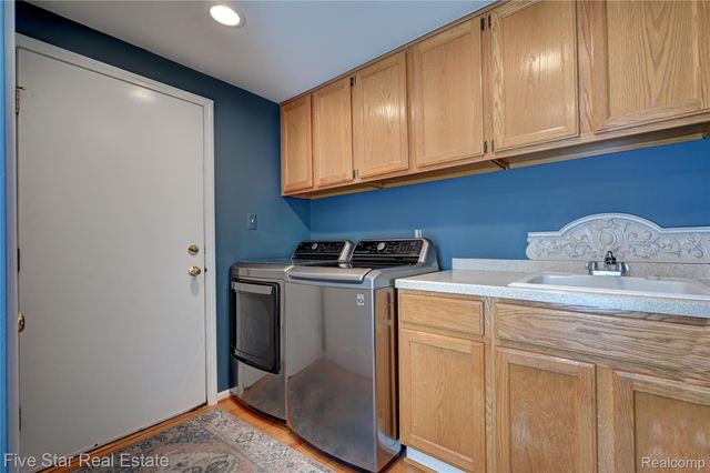 4950 Whitlow Court, Commerce Charter Township, MI 48382