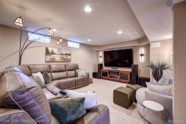 4950 Whitlow Court, Commerce Charter Township, MI 48382