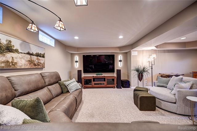 4950 Whitlow Court, Commerce Charter Township, MI 48382