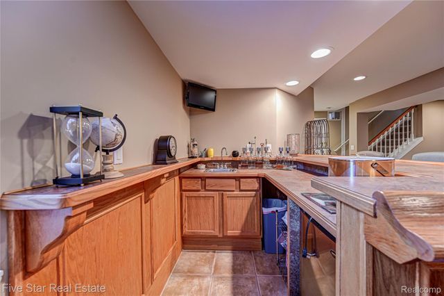 4950 Whitlow Court, Commerce Charter Township, MI 48382