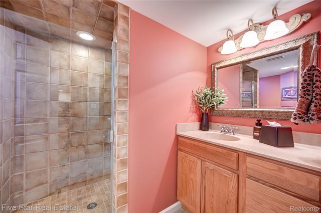 4950 Whitlow Court, Commerce Charter Township, MI 48382