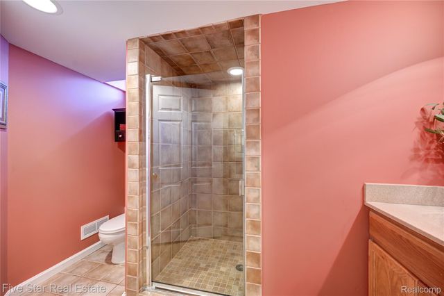 4950 Whitlow Court, Commerce Charter Township, MI 48382