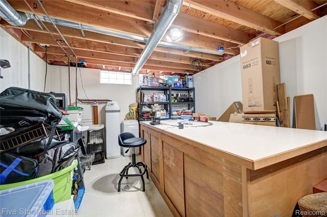 4950 Whitlow Court, Commerce Charter Township, MI 48382