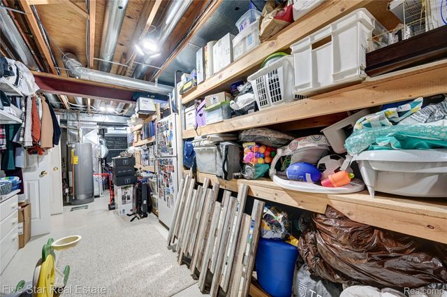 4950 Whitlow Court, Commerce Charter Township, MI 48382