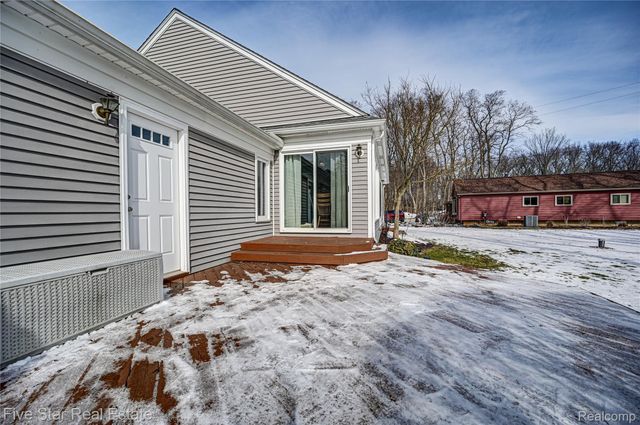 4950 Whitlow Court, Commerce Charter Township, MI 48382